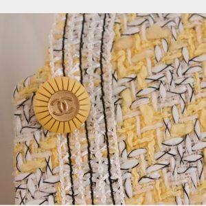 ISO THIS YELLOW AND GOLD Chanel button !!